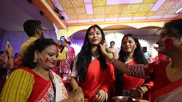 বিজয়া দশমীতে আজ বৃহস্পতিবার হবে প্রতিমা বিসর্জন। খামারবাড়ির বাংলাদেশ কৃষিবিদ ইনস্টিটিউট অডিটরিয়াম– সংলগ্ন সনাতন সমাজকল্যাণ সংঘের মণ্ডপে