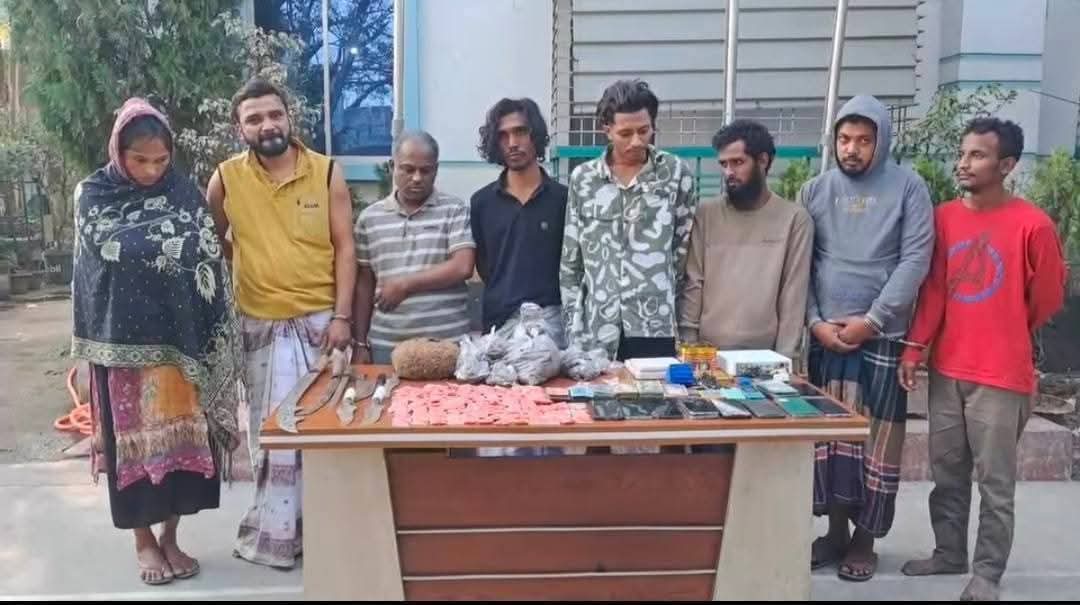 কাশিমপুরে যৌথ বাহিনীর অভিযান: দেশীয় অস্ত্র, মাদক ও নগদ টাকা সহ আটক- ৮