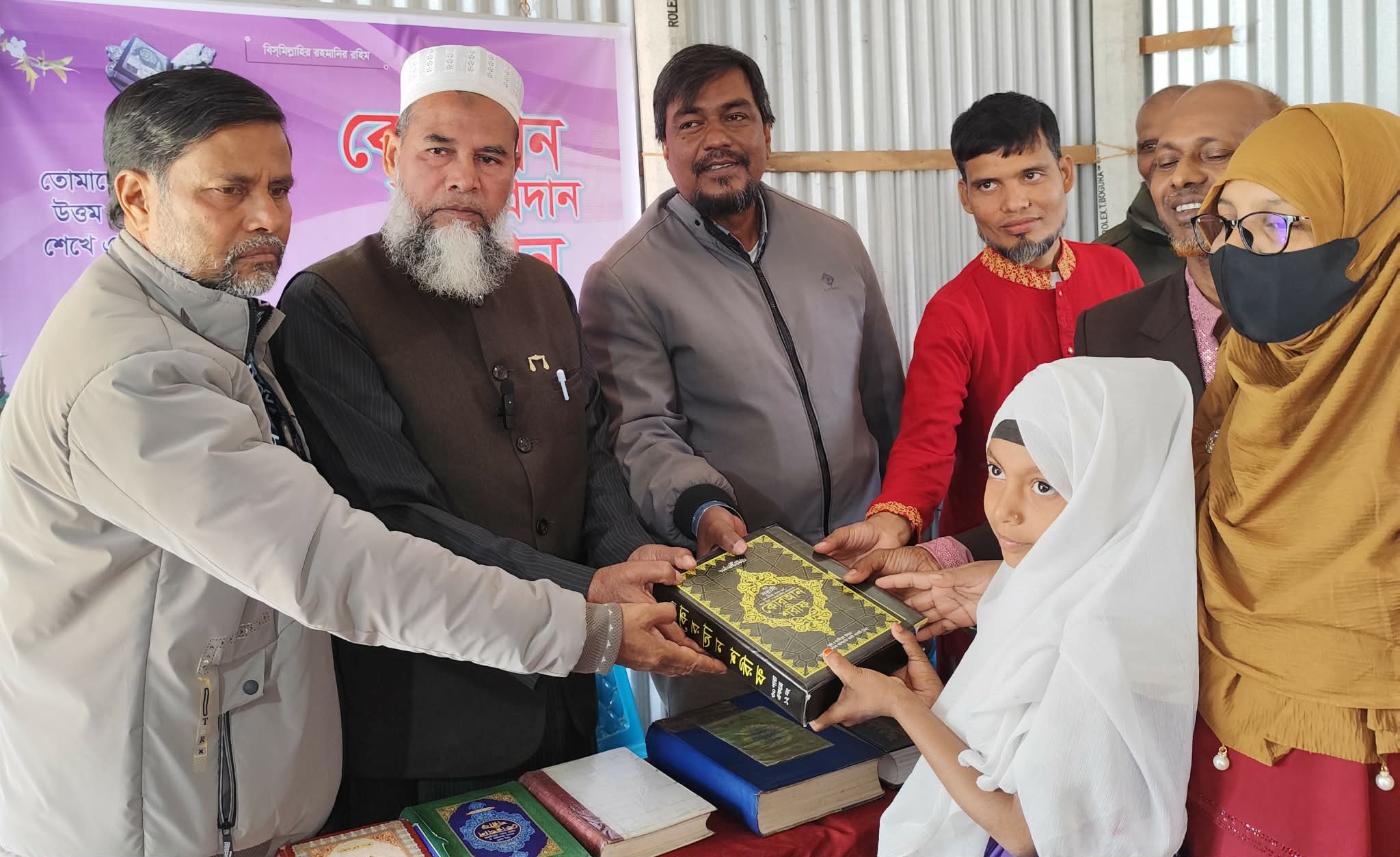 একদন্তে আব্দুল কাদের গার্লস স্কুলে ১১ শিক্ষার্থীর মাঝে পবিত্র কোরআন বিতরণ।