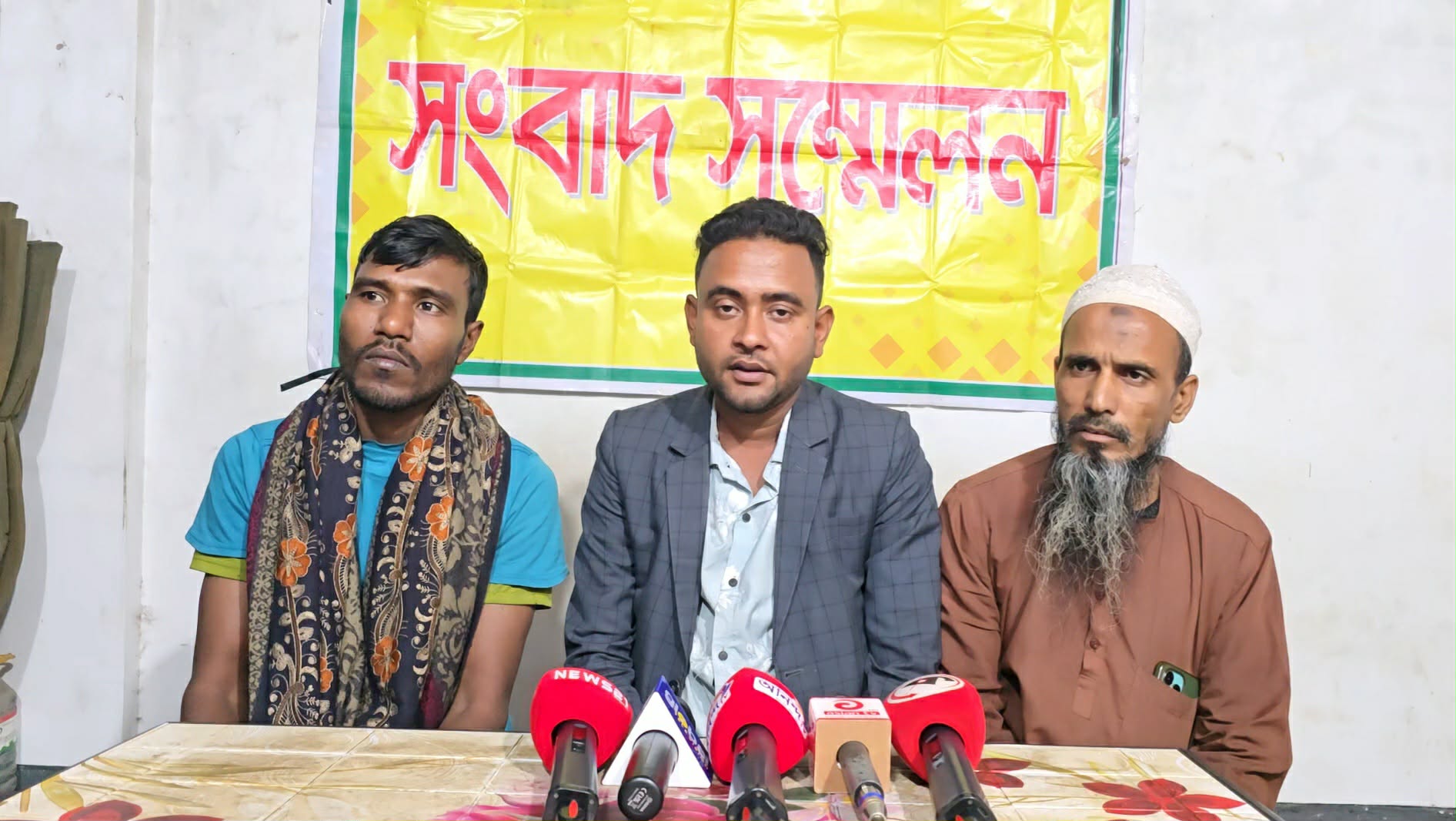 গাজীপুর কোনাবাড়ী আমবাগে আটো রিক্সা ছিনতায়ের ঘটনায় সংবাদ সম্মেলন।