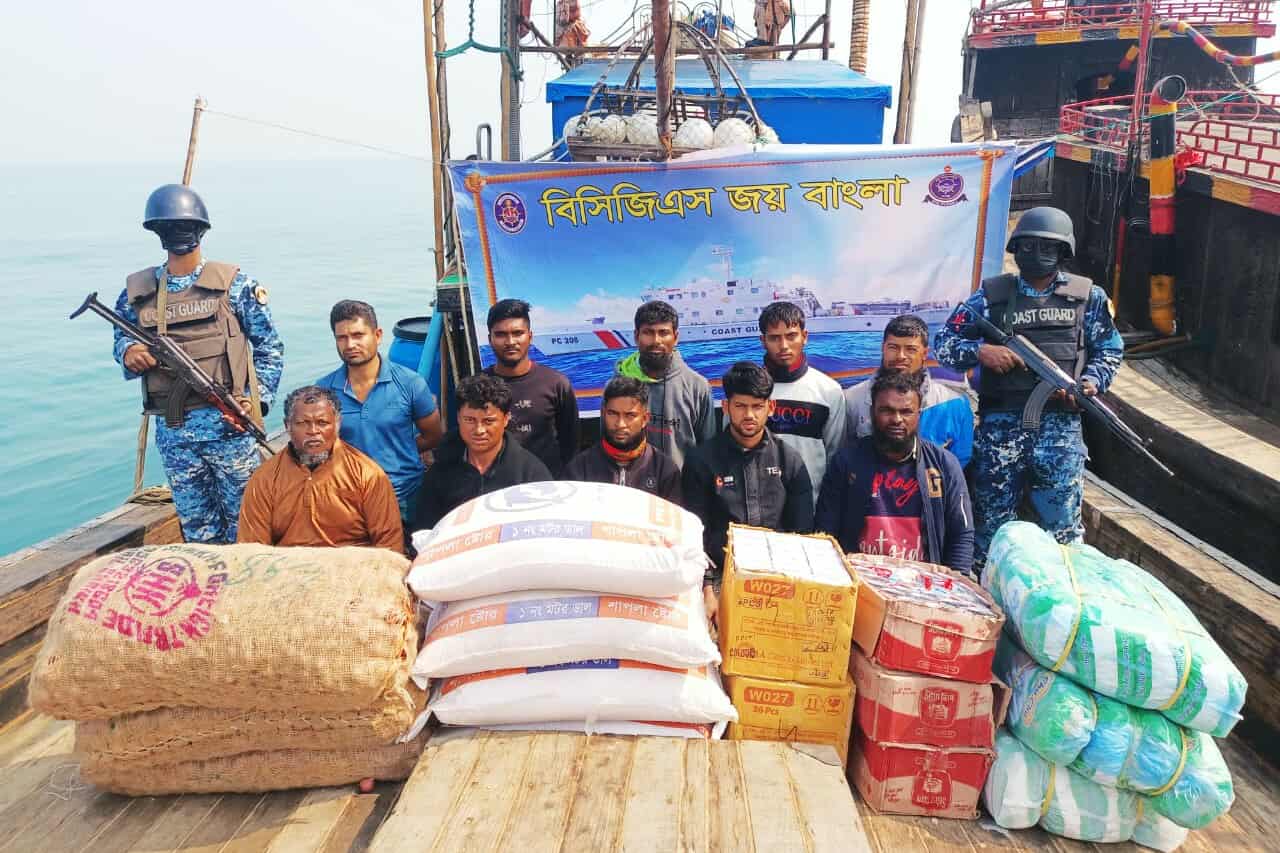 মায়ানমারে পাচারকালে নিত্যপণ্যসহ ১০ জন আটক