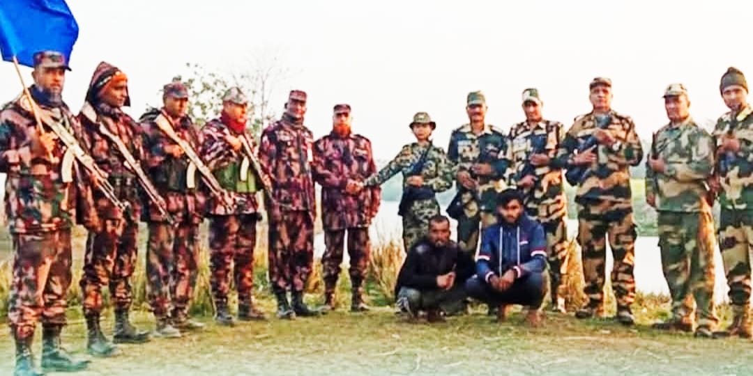 গোমস্তাপুর সীমান্তে দুই ভারতীয় নাগরিক আটক করে বিএসএফের কাছে হস্তান্তর।